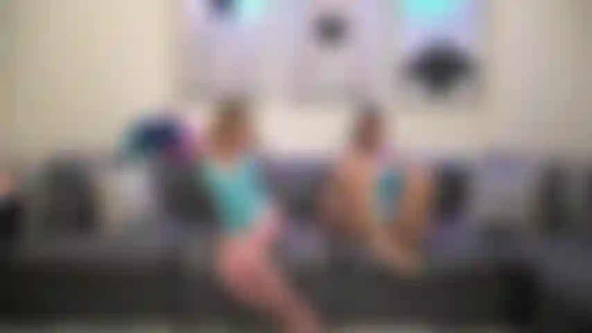 Bunny play – bella rolland und paris white kommen zusammen, während sie miteinander masturbieren.