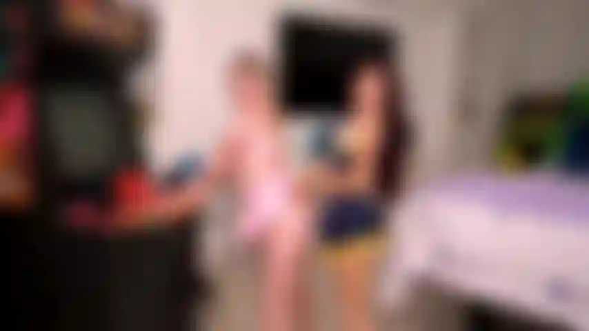 Cosplay-nacht – tyler nixon bekommt alle cosplay-babes jewelz blu, sabina rouge und eliza eves in einer live-cosplay-vierer-camshow zu sehen.