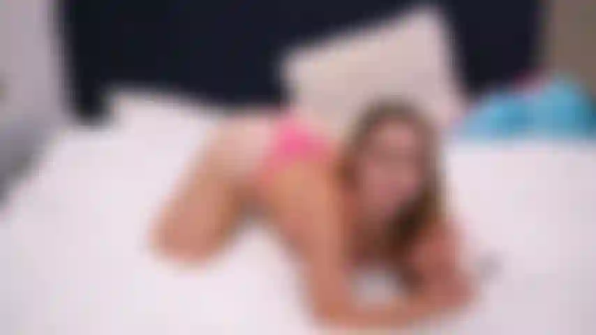 Holt eure regenschirme raus! - Adira verführt und spritzt wie verrückt in diesem erstaunlichen live-show-lesben-dreier.