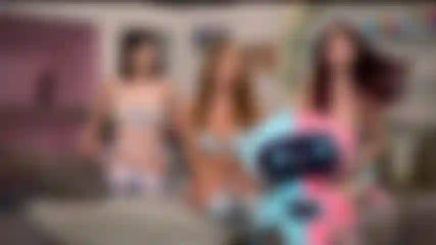 Lass uns rollenspiele spielen – skylar snow, jessica ryan, liv wild – drei heiße babes in halterlosen strümpfen, die in einer live-cam-gold-show miteinander spielen.