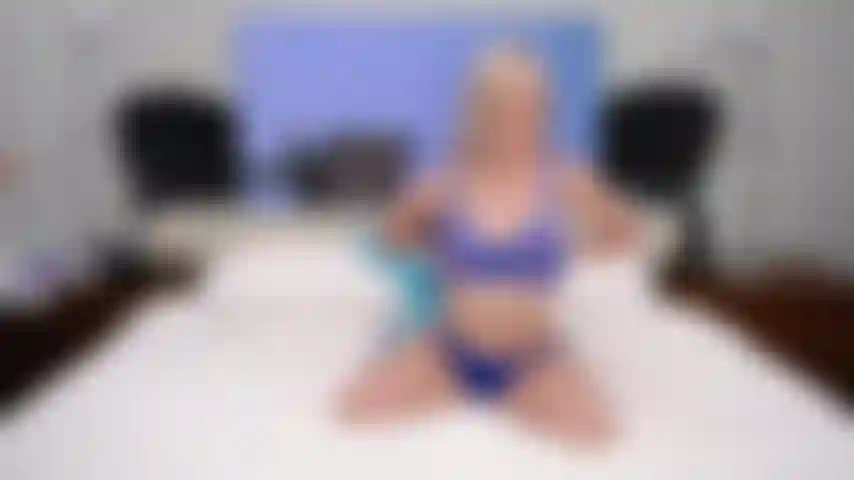 Drei mädchen lecken und lutschen an einem dildo, als wäre es dein schwanz vor der live-kamera.