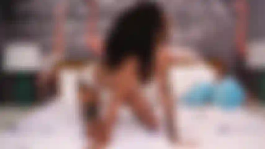 Latina emma blanco hat jede menge spaß daran, in der lebensshow mit sich selbst zu spielen.