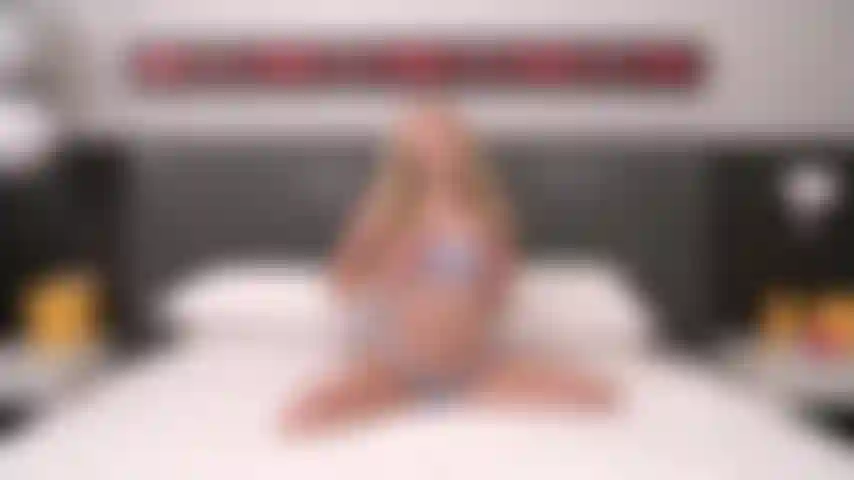 Süße blonde lilie larimar vor der kamera.