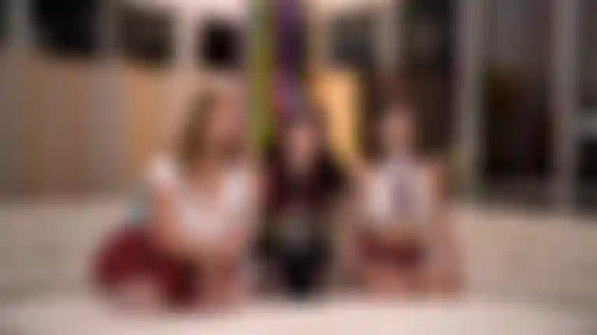 Lass uns rollenspiele spielen – nonne bestraft schulmädchen mit strap-on mit skylar snow, jessica ryan, liv wild in der rollenspiel-live-cam-show.