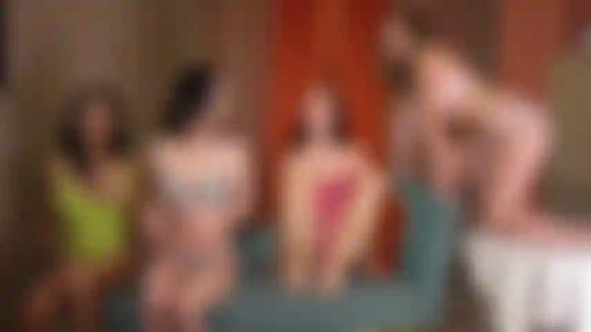 Jazmin luv, katie kush, diana grace und avery black bilden eine linie zur östlichen muschi bei einem erstaunlichen live-cam-lesbenvierer.