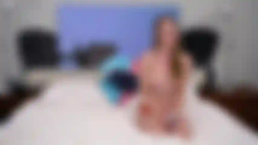 Ganz nass und geil - drei heiße babes ficken und lecken sich gegenseitig die muschis live vor der kamera.