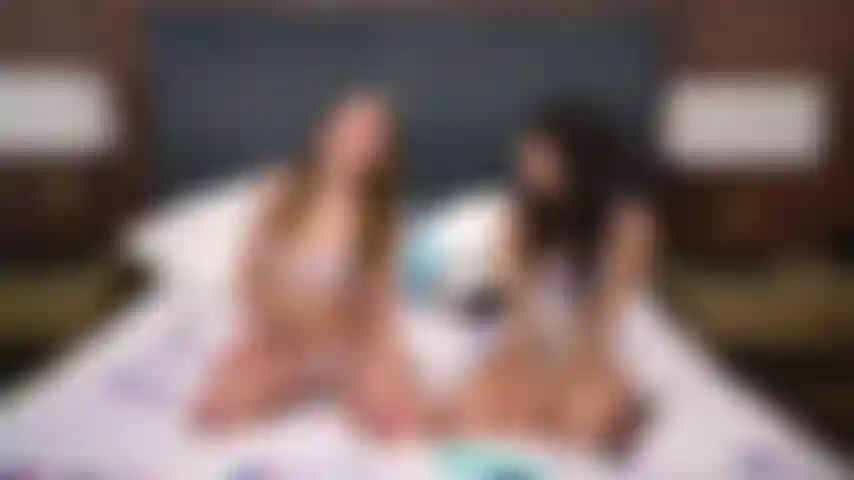 Aften opal und isabella helfen sich gegenseitig bei der live-cam-show am wochenende beim masturbieren.