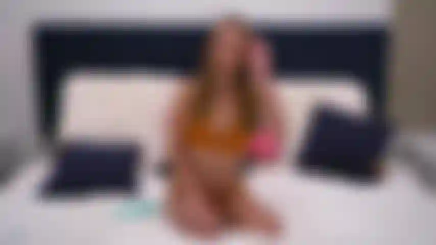 Macy meadows masturbiert und sieht dich mit ihren hypnotisierenden blauen augen in einer live-cam-show an.