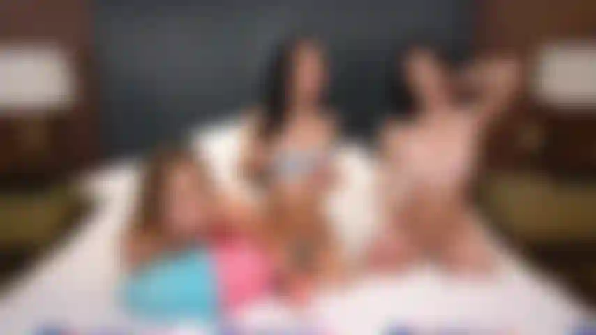 Katie kush reitet auf einem umschnalldildo, während diana grace und jasmin luv sich gegenseitig in einer live-cam-show masturbieren.