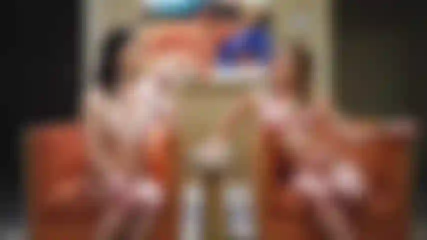 Jazmin luv, katie kush und diana grace zeigen ihre ärsche und essen sich gegenseitig bei einem live-lesbendreier mit mädchen.