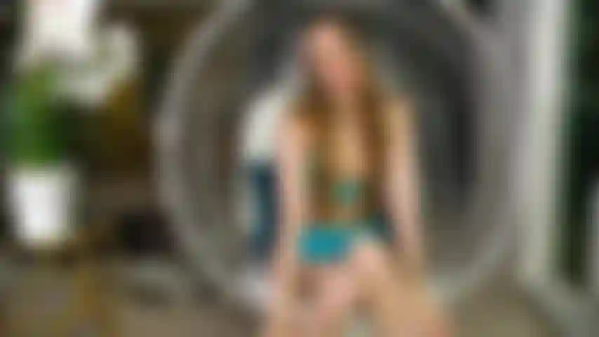 Die erstaunliche jillian janson ist wieder dabei, sieh zu, wie er auf einen großen dildo bläst und sich live in ihre enge, nasse muschi fickt.