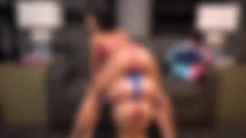 Avery black, alexis tae, maya woulfe stapeln sich und schütteln ihre ärsche für sie in einer live-goldshow.