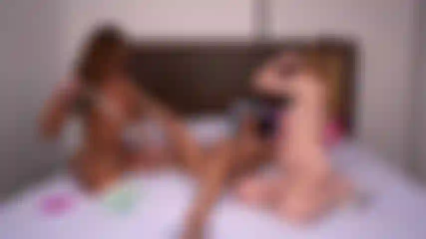 Aila donovan und aliya brynn, 69, während serena santos zuschaut und bei dieser heißen live-cam-show mit lesbendreier masturbiert.