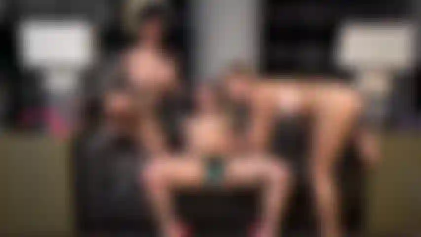 Whitney wright hat eine verdammt geile lily lane und paige owens mit einer strap-on-live-wochenendshow.