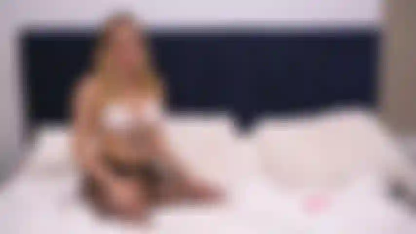 Adira allure spritzt in diesem live-camshow-dreier mit anna claire clouds und laney grey überall hin.