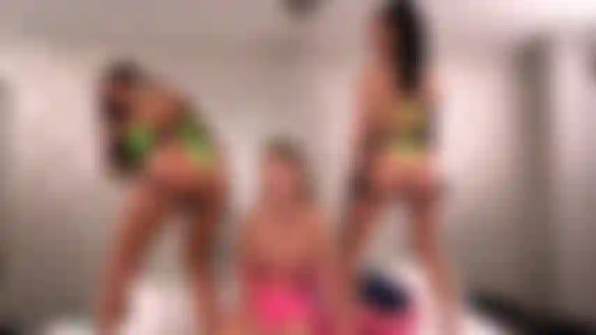 April olsen und lily lane, hardcore-strap-on-spitroast auf paige owens bei einer lesbischen dreier-live-cam-show.