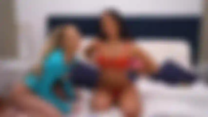 Das kurvige, gebräunte baby mila monet hat vor einer heißen solo-masturbation etwas spaß mit adira allure.