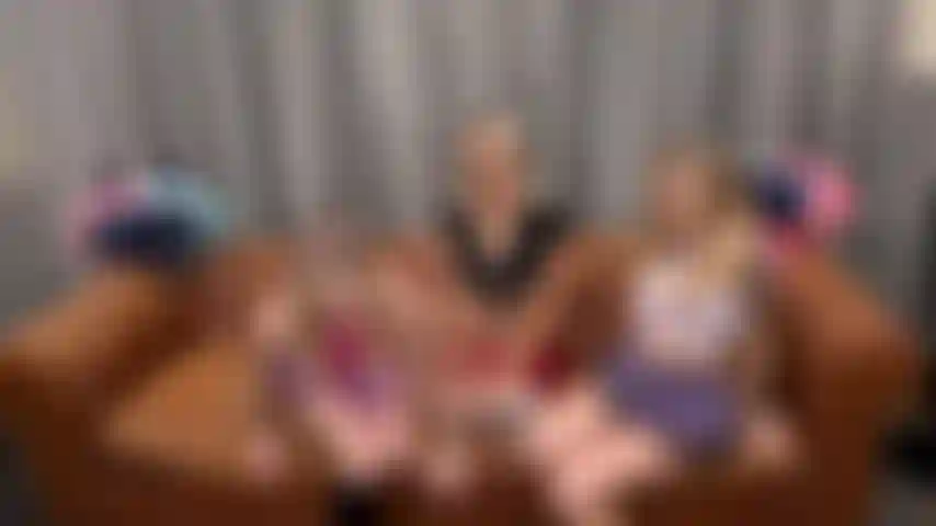 Fucktoberfest - melody marks, sky pierce und paris white drei hübsche blonde schulmädchen in kurzen röcken haben live vor der kamera einen dreier.