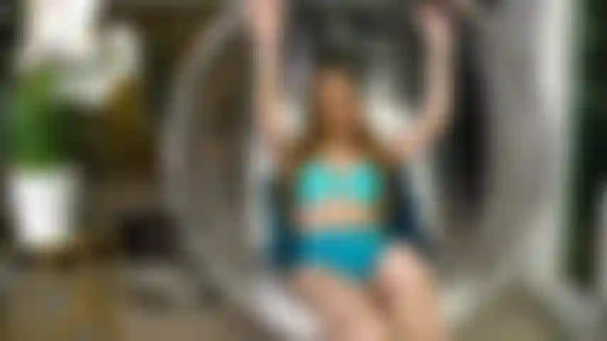 Die erstaunliche jillian janson ist wieder dabei, sieh zu, wie er auf einen großen dildo bläst und sich live in ihre enge, nasse muschi fickt (vorschau).