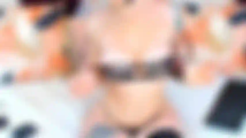 Halbnackt necken, brüste und muschi reiben.