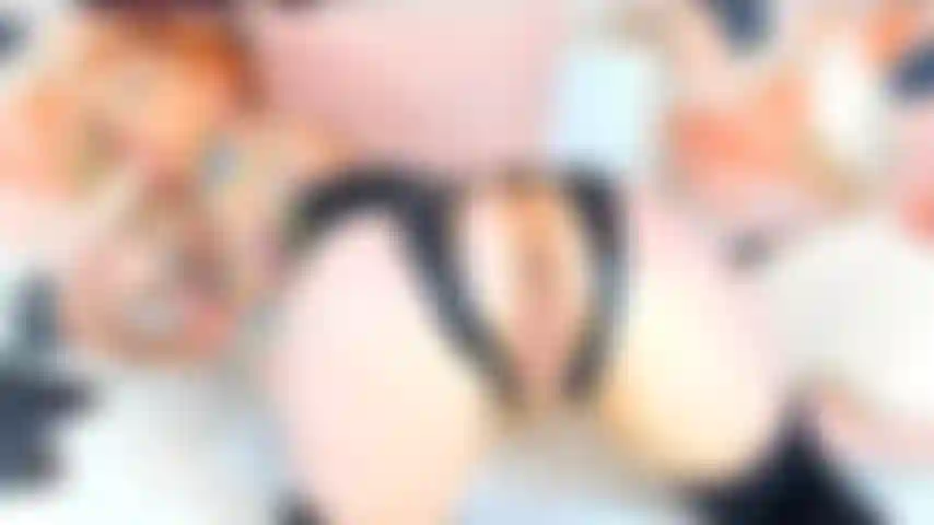 Ficke meine muschi und meinen arsch im doggy-style.