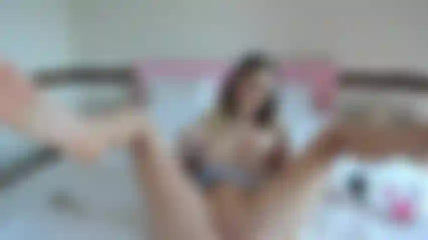 Ficke die muschi und fingere dann den arsch.