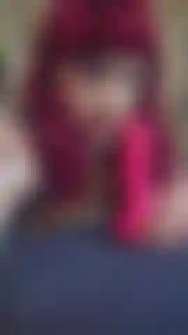 Die an einem dildo lutscht.