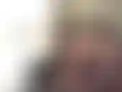 Arsch hoch, gesicht nach unten, gebräunt, kurvig, riesenarsch, spiele in sexy smoking, schwarz-weißem bh und höschen.