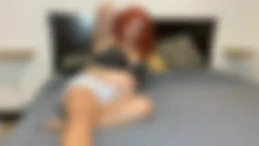 Kleiderzerstörung macht mich an! Reiße meine jeans herunter und ficke dann meine muschi, bis ich komme.