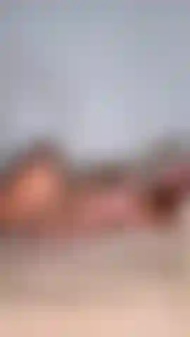 Spiele nur ein bisschen mit meiner muschi, während ich im bett liege. Und als nächstes ist meine muschi in deinem gesicht und ich stöhne.