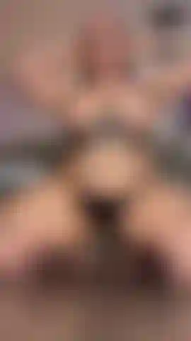 Reite (vorne und hinten), spritze und hämmere meine muschi im netz-bodystocking.