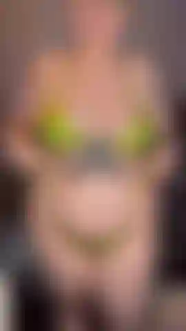 Ganzkörpereinölung, arschwackeln/spanking.