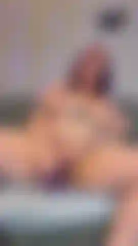 Spritze auf einen lila dildo.