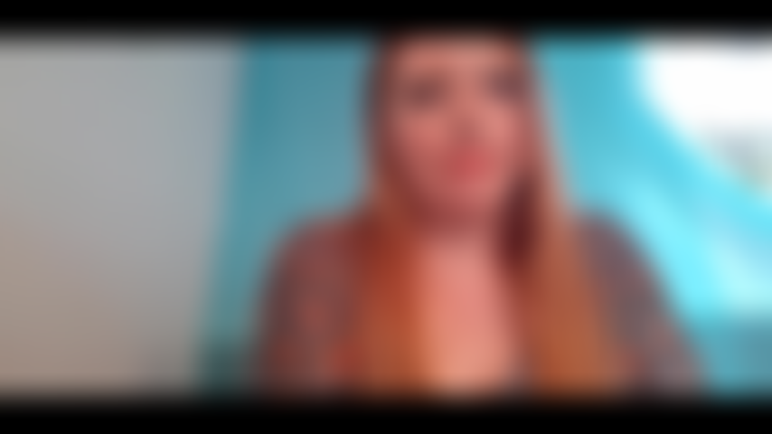 Sie sind eine meiner lieblingsschülerinnen. Ich habe entschieden, was ihr abschlussprojekt für meinen kurs sein wird. Ich möchte, dass sie meinen nackten körper malen. Seien sie nicht schüchtern, es ist nur ein nackter körper. Bevor ich für ihr bild sitze, zeige ich ihnen, womit sie arbeiten werden. Jetzt entspannen sie sich, während ich mich ausziehe und ihnen meinen körper von jedem winkel zeige.