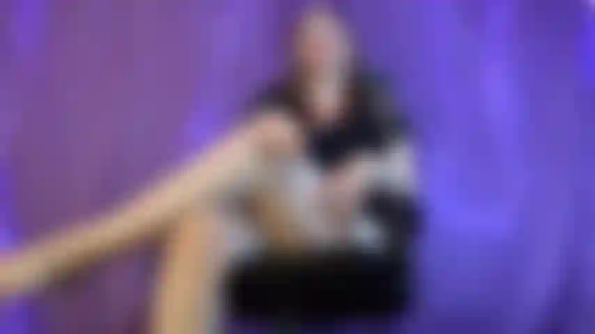 Du wirst meine füße anbeten, während ich dich demütige, bis mein freund betrogen nach hause kommt. Du bist so dumm, auf deinen knien zu schauen und deinen winzigen kleinen schwanz mit dem fuß in deinem mund zu wichsen. Du bist so hässlich, klein und eklig.