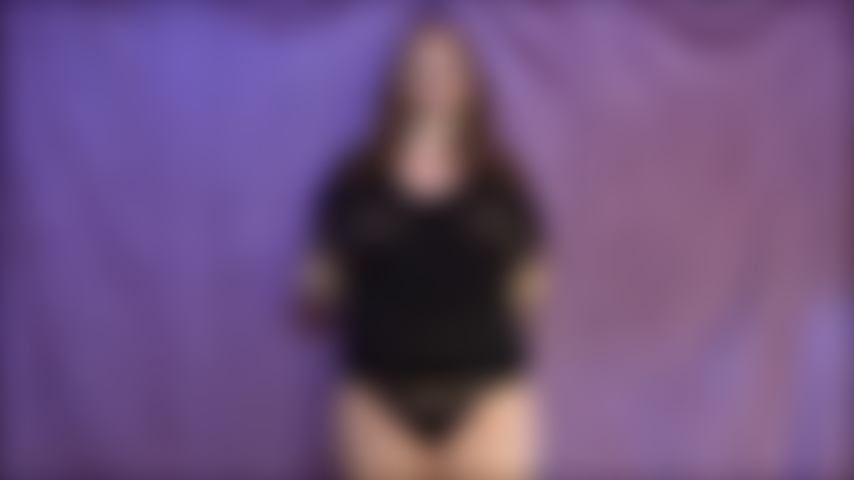 Ich habe das schwanzfoto, das du mir geschickt hast, und dein schwanz ist wunderschön. Er ist so geädert und dick. Ich weiß, dass du im büro bist, aber das ist mir egal. Ich möchte, dass du deinen großen schwanz rausholst und ihn für mich streichelst. Ich möchte dir meine großen, üppigen titten zeigen, während ich meinen körper für dich wiege. Dass du deinen schwanz genau so bearbeitest, wie ich es dir sage, bis ich dir sage, dass du explodierst. Vergiss nicht, die tür abzuschließen.