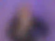 Sieh dir mein spielzeug an. Es ist ein großer, dicker schwarzer strap-on. Ich habe es gekauft, damit wir es über deinen kleinen, erbärmlichen, nutzlosen schwanz schnallen können, wenn du mich fickst. Du bist so erbärmlich.