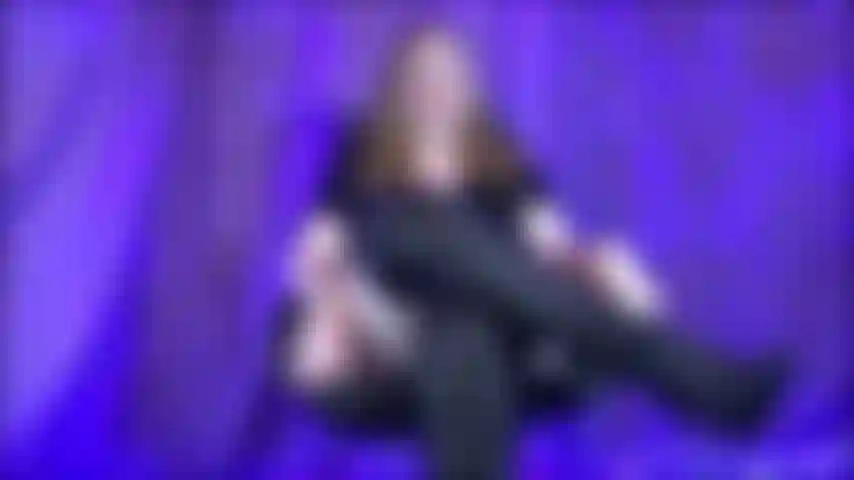 Schau, wie du mit sperma bedeckt bist, mein freund und seine freunde haben dich mit sperma bedeckt und dich auf dem boden zurückgelassen, um mich wie eine schlampe angezogen zu finden. Ich weiß, dass sie deinen schwanz nicht berührt haben, also wichs mich, cuckold-sissy-schlampe .