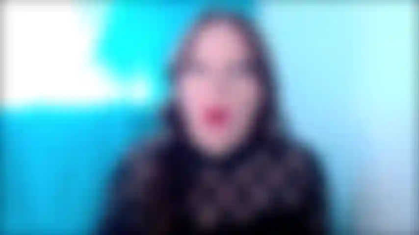 Wir müssen darüber reden, wie sich deine freunde mir gegenüber verhalten. Ich weiß nicht, was du ihnen erzählt hast, aber sie scheinen zu denken, es sei okay, mich auf eine art und weise zu berühren, die nur meinem mann vorbehalten ist. Es ist nicht nur übertriebene zärtlichkeit, es entwickelt sich fast zu einem grapschfest, wenn sie in der nähe sind. Ich weiß nicht, warum du anscheinend kein problem damit hast, dass sie mich berühren, wenn du sie doch gesehen hast, aber ich denke, du solltest etwas sagen. Oder siehst du gern zu, wie deine freunde mich berühren? Mir ist aufgefallen, dass du versuchst, nicht hinzusehen, wenn sie anfangen zu flirten und zu handgreiflich zu werden, aber ich sehe, dass es dir auffällt, und ich fange an zu denken, dass es dich anmacht, wenn sie mich überall mit händen und füßen berühren. Das tut es, oder? An der beule in deiner hose erkenne ich, dass ich recht habe. Du dreckiger, schmutziger perverser. Wenn du gewollt hättest, dass ich anfange, deine heißen freunde zu ficken, hättest du einfach fragen können. Nur die heißen und die mit den großen schwänzen. Du bist eher klein, was okay ist und mir nichts ausmacht, aber wenn ich das für dich mache, will ich das volle hotwife-erlebnis. Hol deinen schwanz raus und wichs ihn für mich, während ich dir von meiner fantasie erzähle, wie das ablaufen wird.