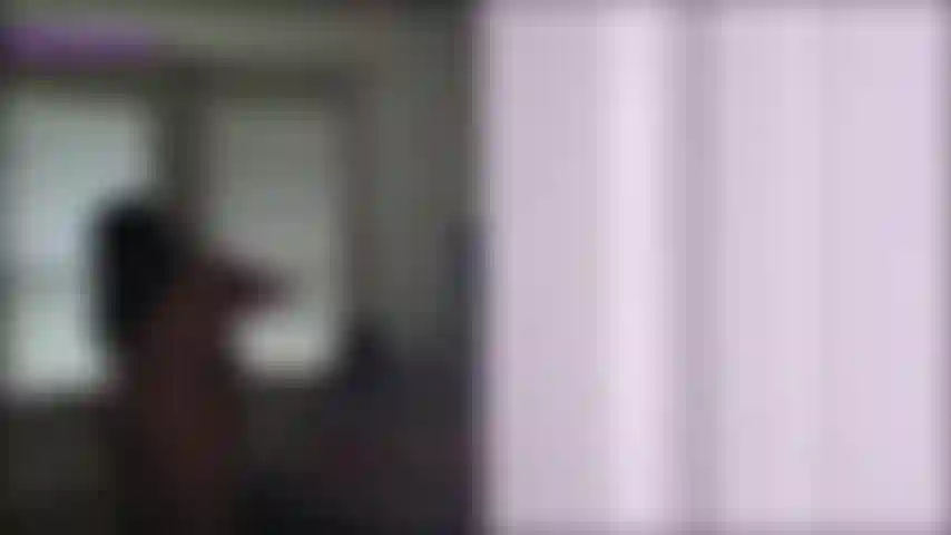 Du siehst, wie ich in dich hineinschaue und mir einen runterhole, also ziehst du mich in dein schlafzimmer und lässt mich auf deinem bett sitzen. Du neckst und demütigst mich, weil ich einen ständer für meinen gemeinen nachbarn habe. Also bringst du mich dazu, es auszupeitschen.