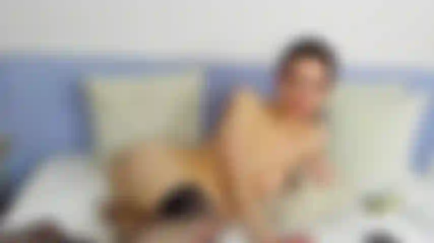 Steck deinen schwanz in meinen arsch und deine finger in meine muschi!