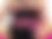 Die ein spielzeug in einem kleid und stulpen benutzt.