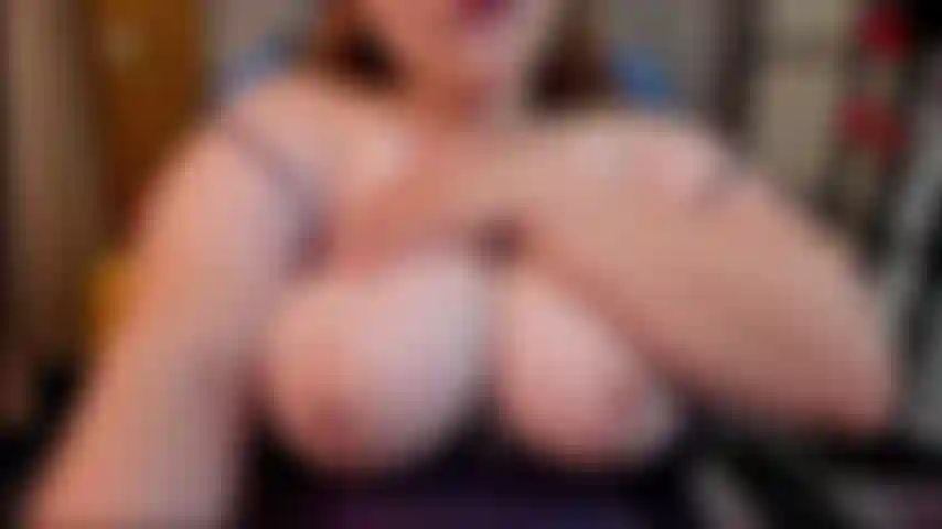 Die schlampig an brustwarzen saugt.