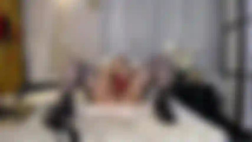 Fick mich in strümpfen und high heels, bring mich zum spritzen und steck deinen finger in meinen arsch.