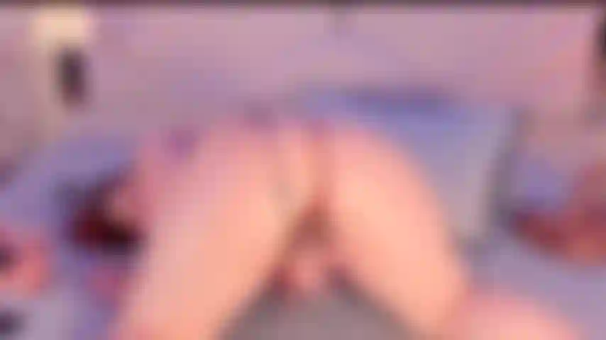Reite cremig auf dildo.