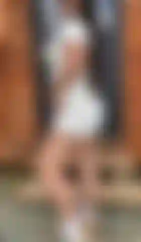 Es ist der perfekte tag, um meine klitoris im freien zu reiben.