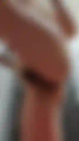 Heiße milf nackt, spielt mit ihrem arsch, anal-spielzeug.
