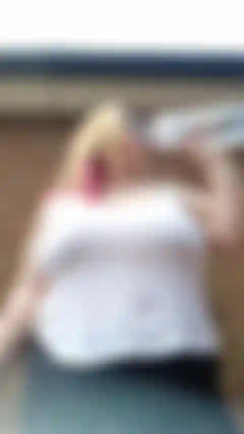 In zeitlupe wasser auf ein weißes oberteil gießt.