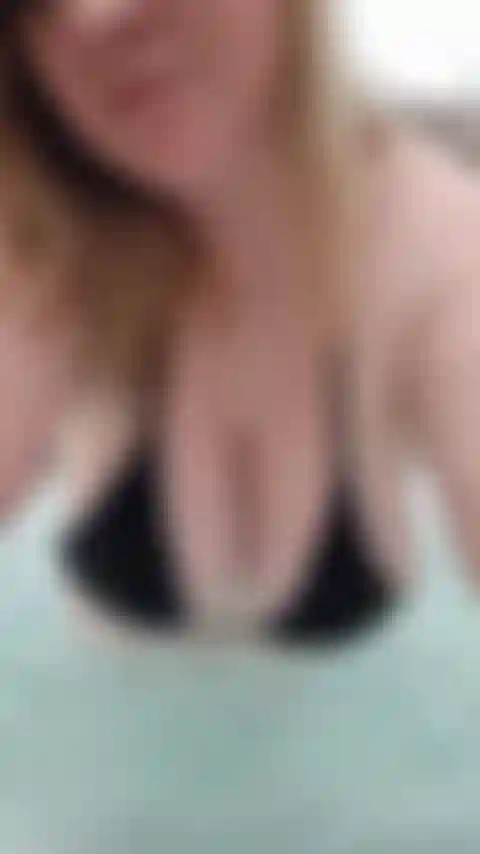 Zieh dich im whirlpool aus.