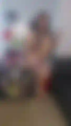 Ein tätowiertes mädchen.